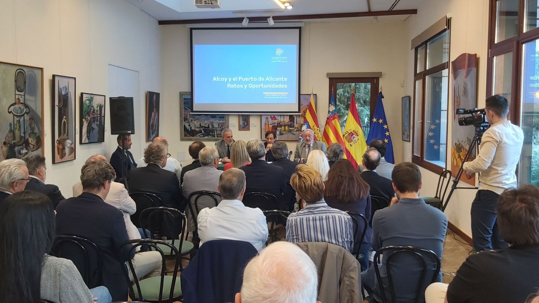 La charla ha contado con numerosos asistentes