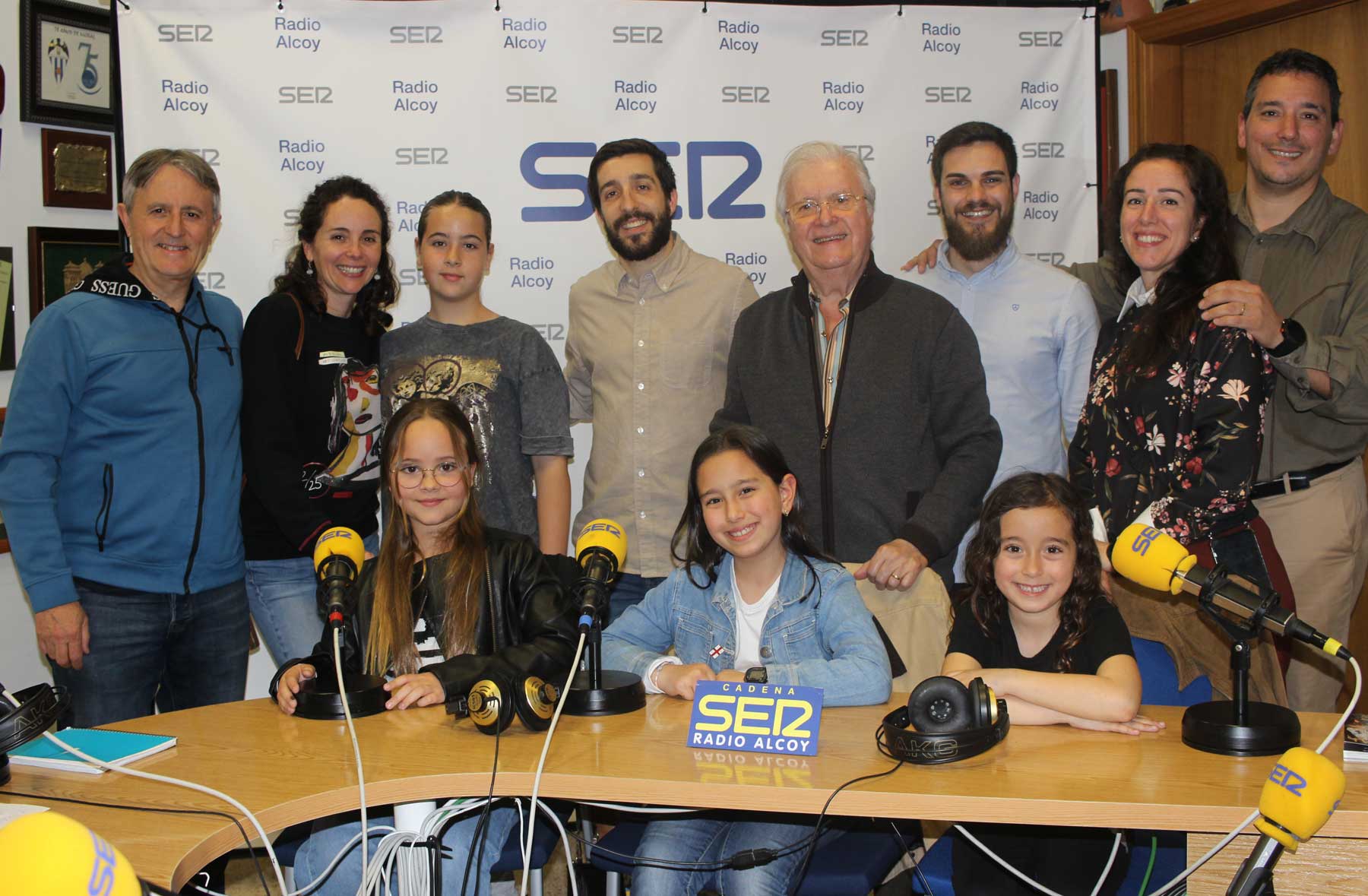 Los sargentos mayores y las sargentos infantiles, junto a sus familias, con Paco Aznar, en el estudio central de Radio Alcoy