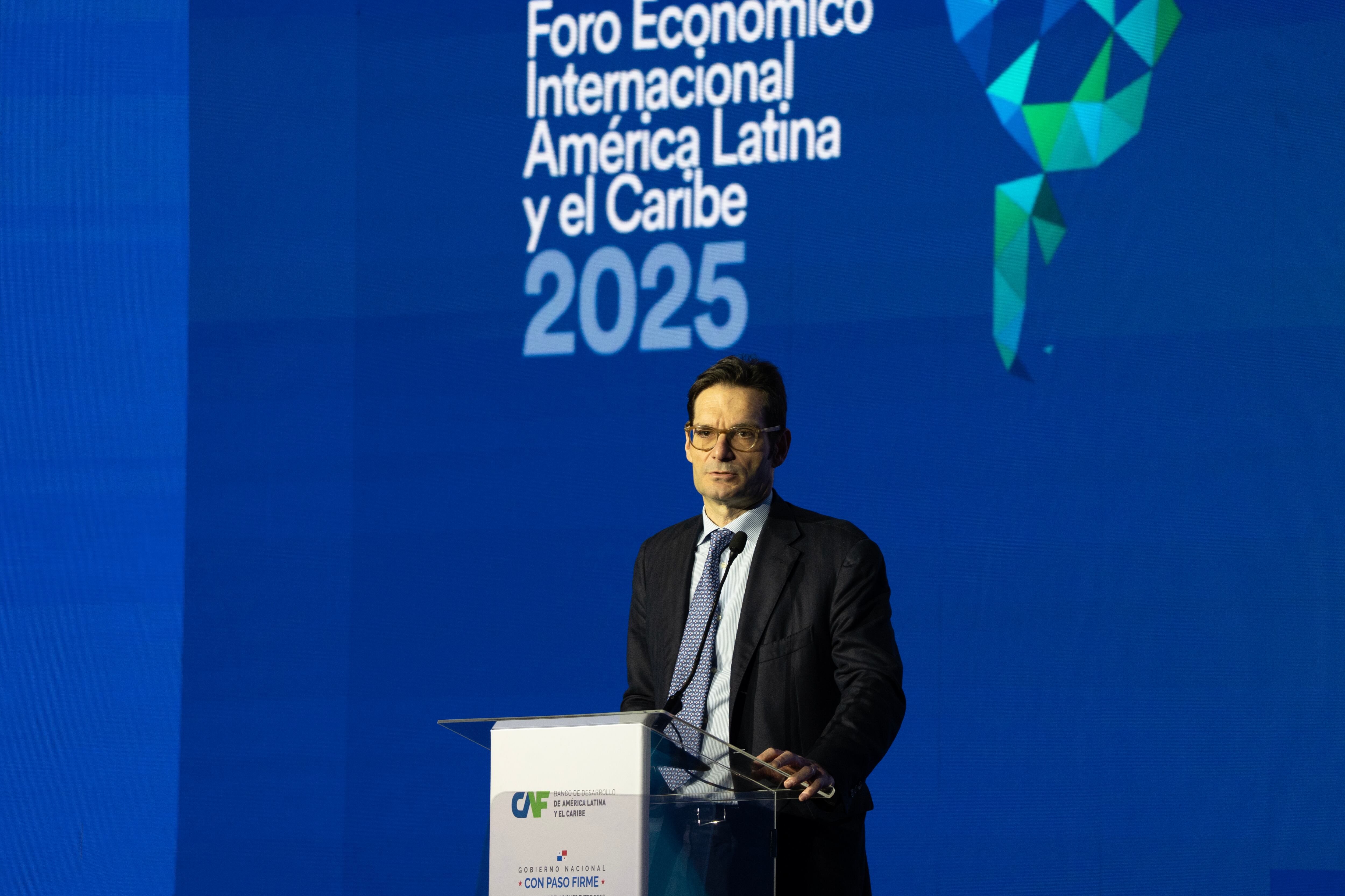 Panamá, 29 de enero 2025,  Joseph Oughourlian, Presidente de Grupo PRISA durante la ceremonia de inauguración del Foro Económico Internacional América Latina y el Caribe 2025. 

Lugar, fecha, personaje (José Raúl Mulino) – cargo ( presidente de Panamá ) – acción (durante la ceremonia de inauguración del Foro Económico Internacional América Latina y el Caribe 2025).