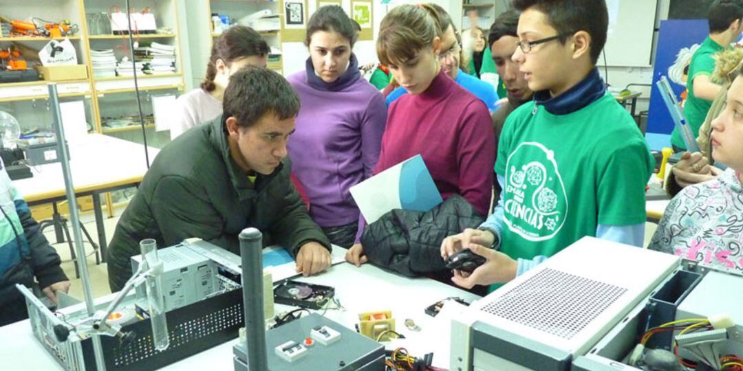 Alumnos participando en la Semana de la Ciencia