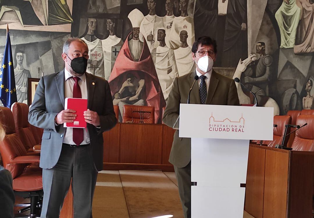 Jose Manuel Caballero, presidente de la Diputación y Julián Garde, rector de la UCLM durante su comparecencia tras el encuentro formal que han celebrado este martes