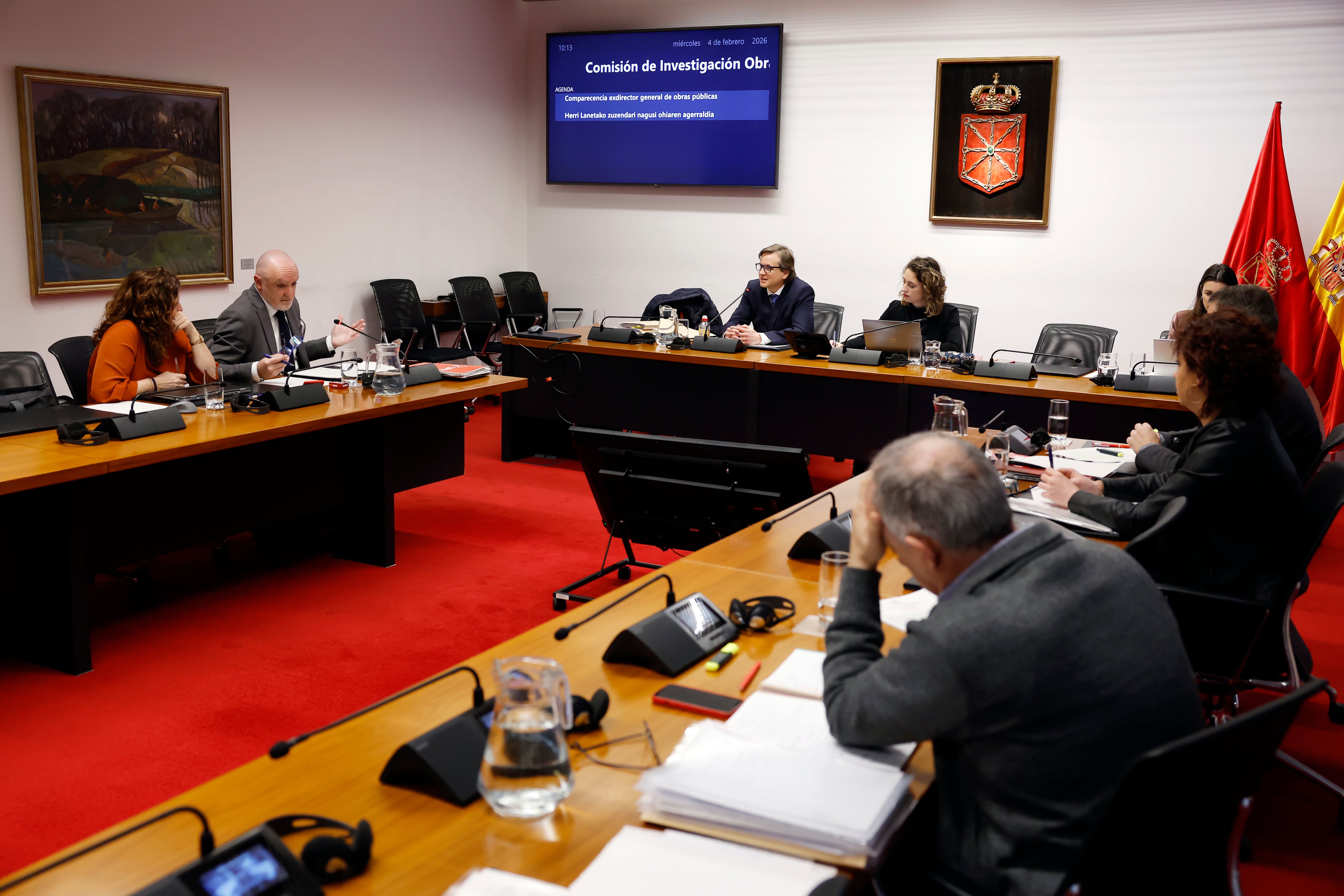 El exdirector de Obras Públicas del Gobierno de Navarra, Pedro López Vera (c), comparece este miércoles en la Comisión de Investigación sobre licitación de obras públicas en el Parlamento de Navarra