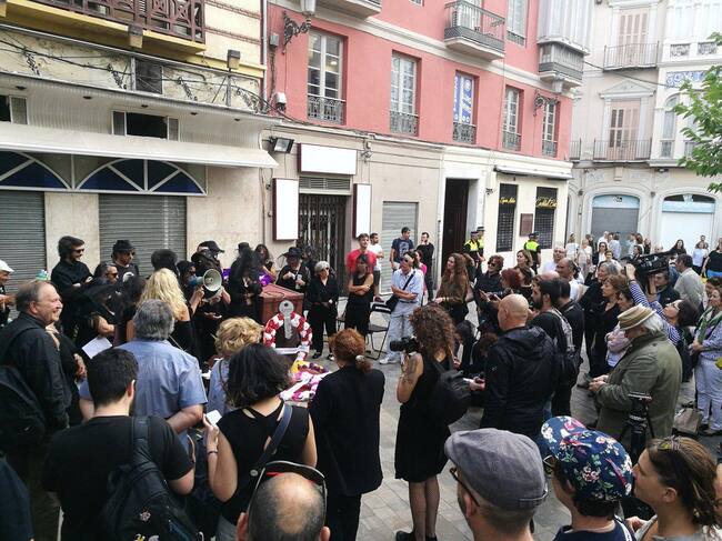 Recrean un entierro en Málaga para denunciar la turistificación