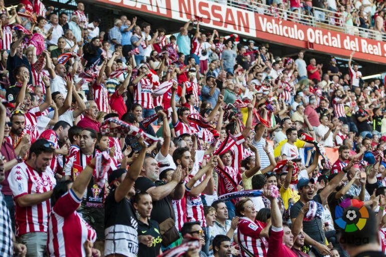 Aspecto de la grada de El Molinón durante el Sporting-Athletic.