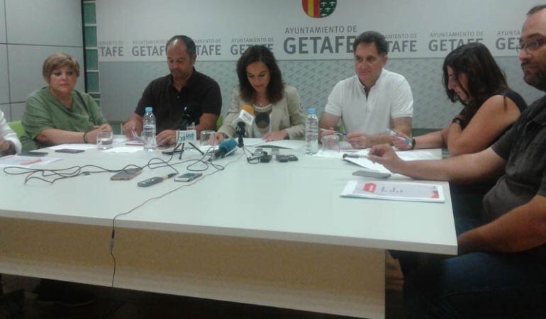 La alcaldesa Sara Hernández comparece en rueda de prensa junto con su equipo de gobierno.