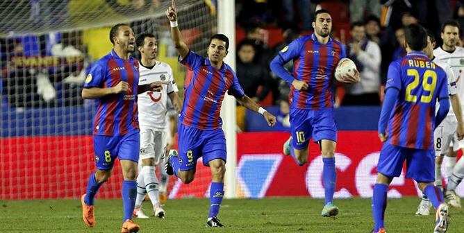 El delantero del Levante Ángel Rodríguez levanta el brazo en la celebración del gol que ha marcado, el primero de su equipo ante el Hannover 96