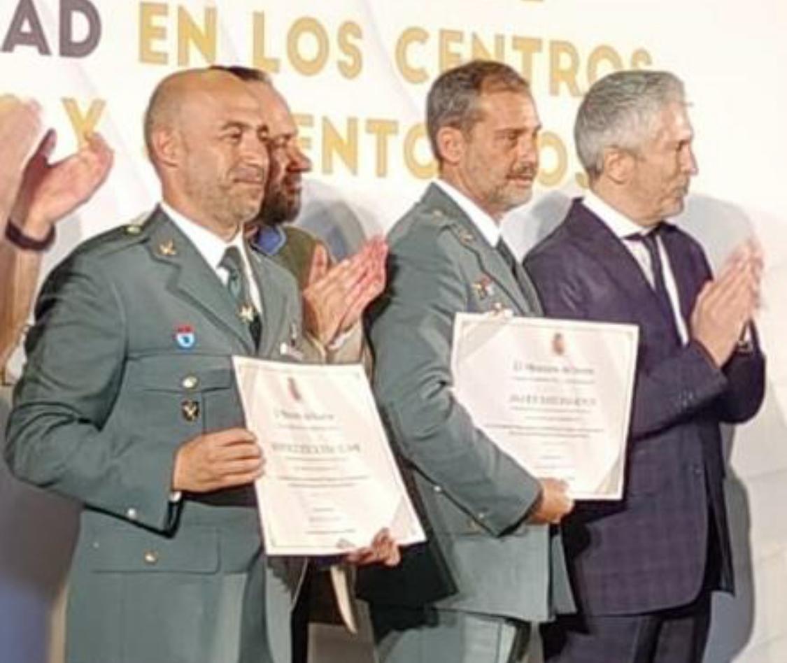 Francisco Sousa (primero por la izquierda) junto a otro galardonado y al ministro del Interior