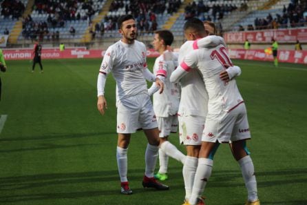 Hugo Rodríguez, felicitado por sus compañeros tras el segundo gol del encuentro