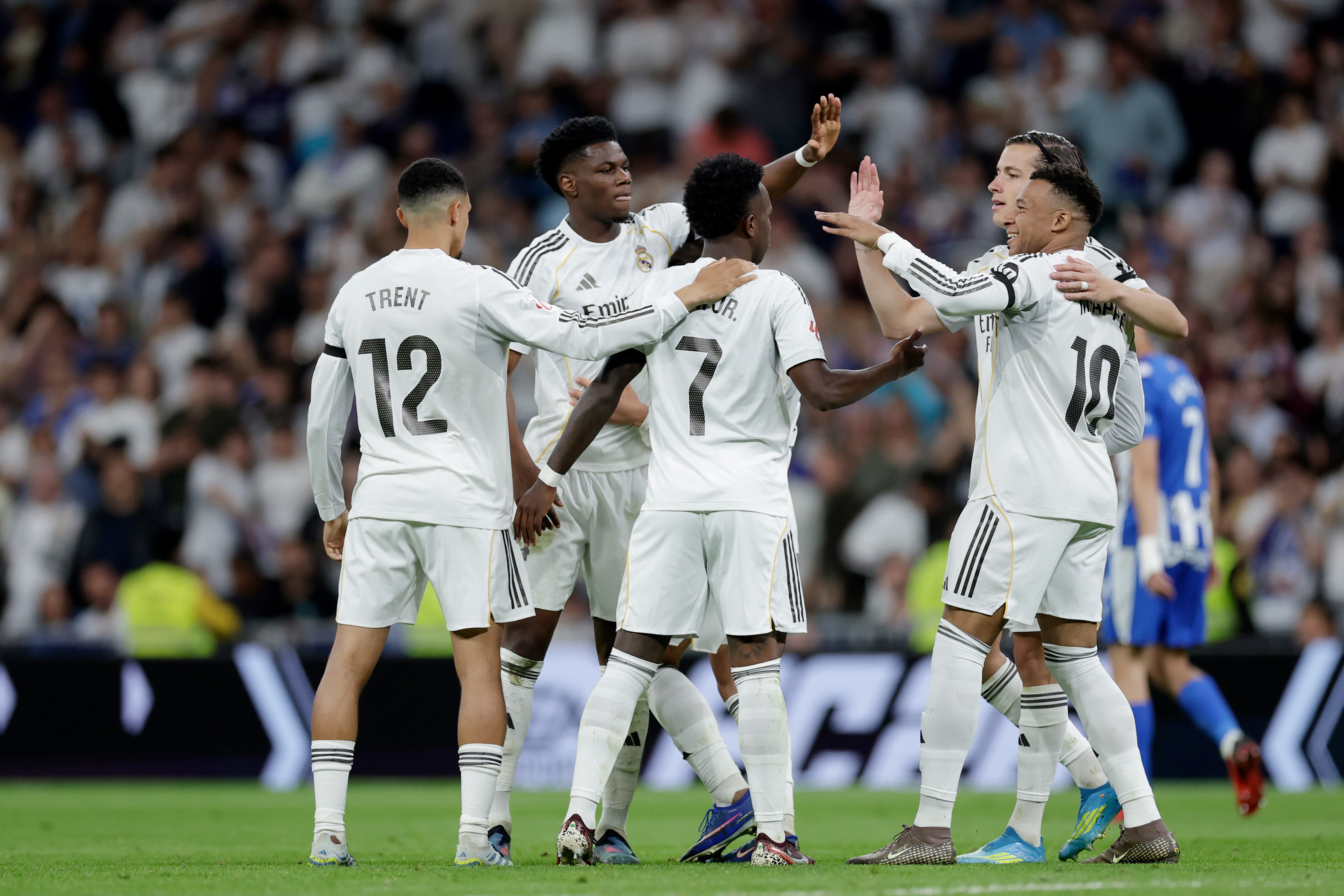Los jugadores del Real Madrid celebrando el segundo gol frente al Alavés