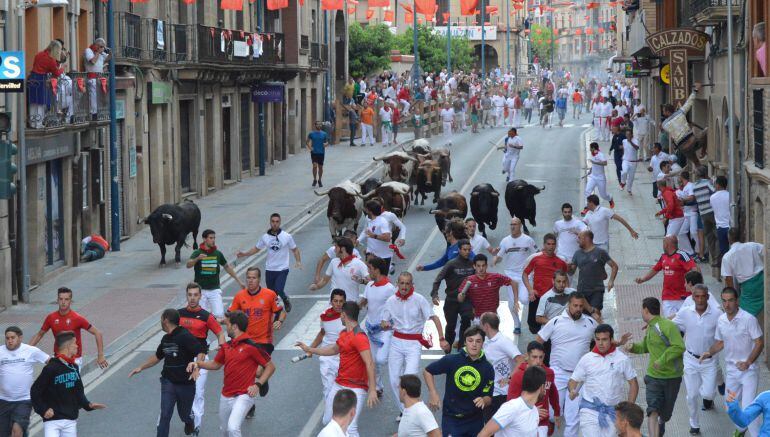 El toro negro subido a la acera ha pasado de largo ante el imprudente acurrucado en un portal de Severino Fernández