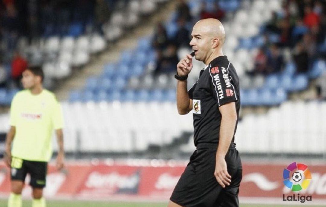 El arbitro asturiano, Pablo González Fuertes, durante un partido