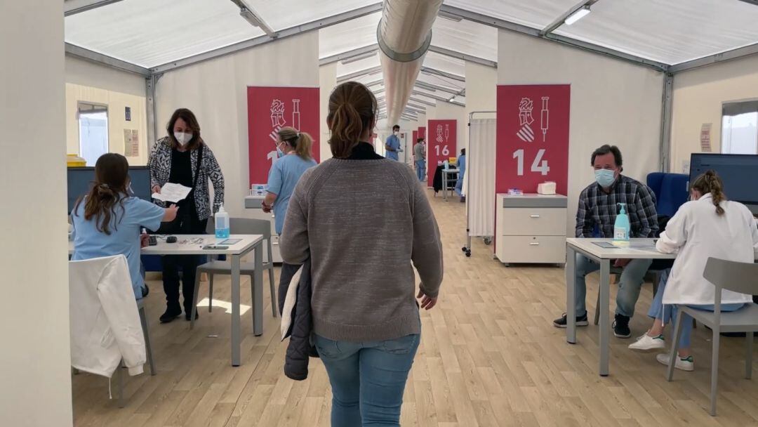 Imagen de la vacunacion en el Hospital de Campaña de la Fe en València