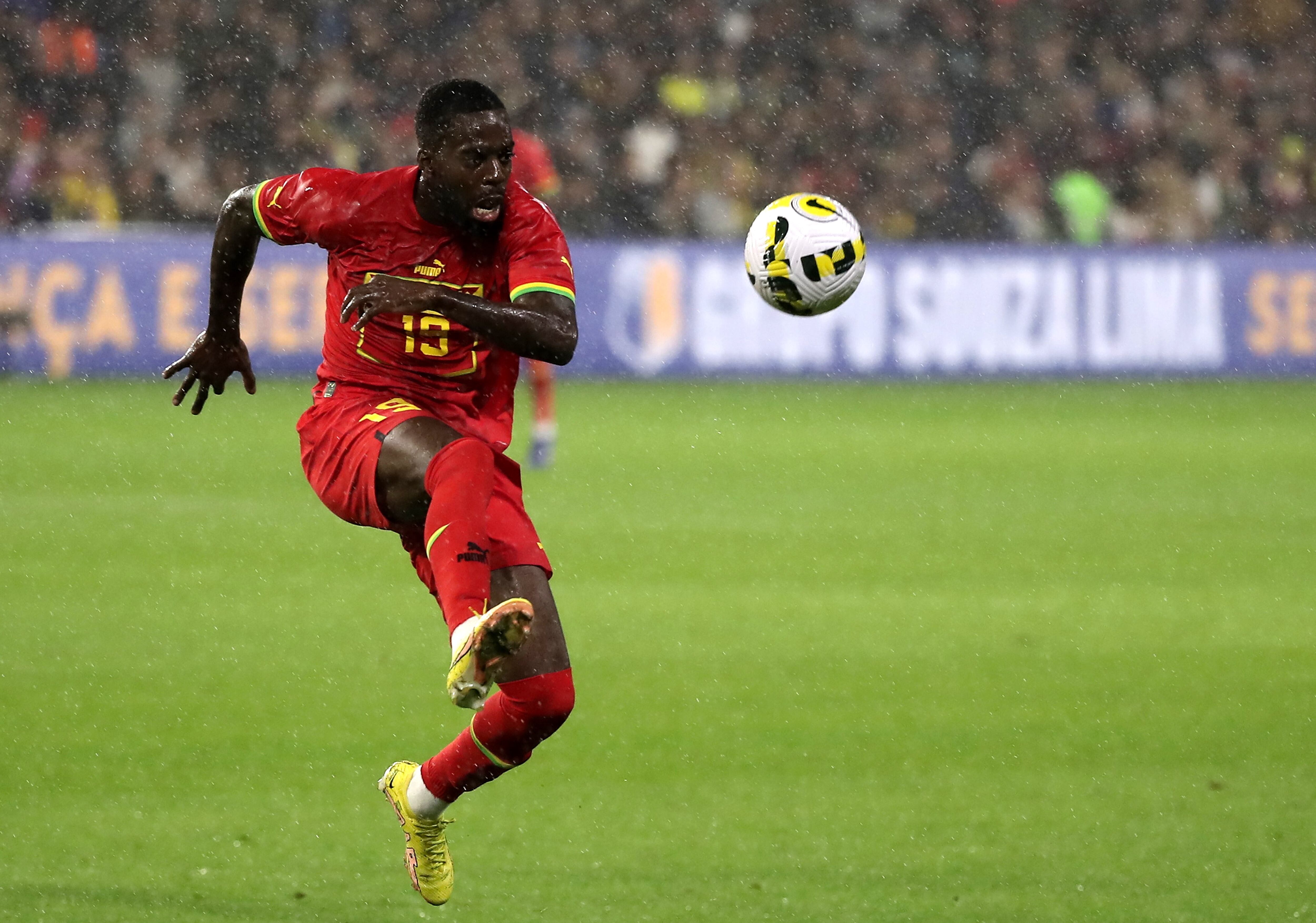 Iñaki Williams en una acción durante el duelo ante Brasil