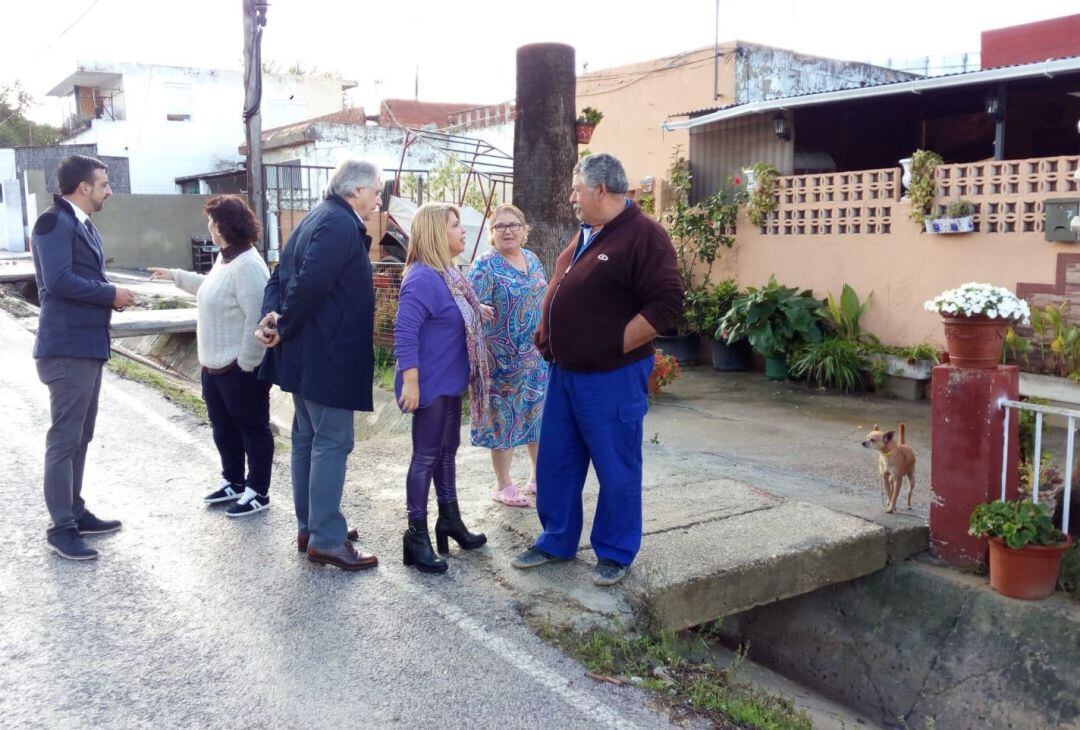 La alcaldesa de Jerez, Mamen Sánchez, durante la visita a la zona de el Calvario