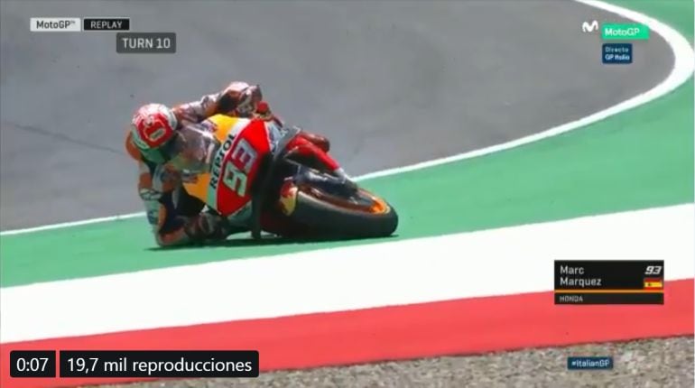 Márquez con la moto prácticamente horizontal al suelo durante la carrera