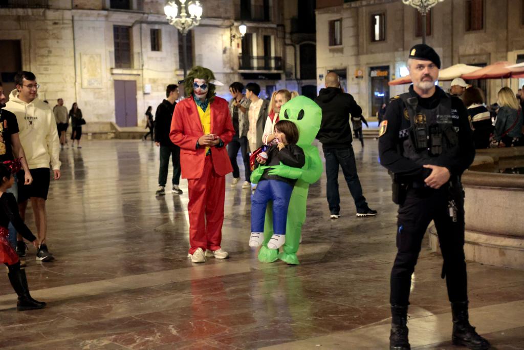 Agentes de la Policía Local de València en la plaza de la Virgen durante la noche de Halloween de 2023.