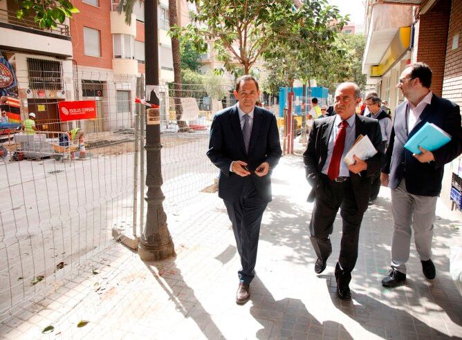 Vicente Dómine y Alfonso Novo visitan las calles de Ruzafa donde se acometen estos días las obras