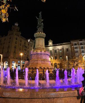 La fuente de la Plaza España se ha iluminado de morado, color que simboliza la prematuridad