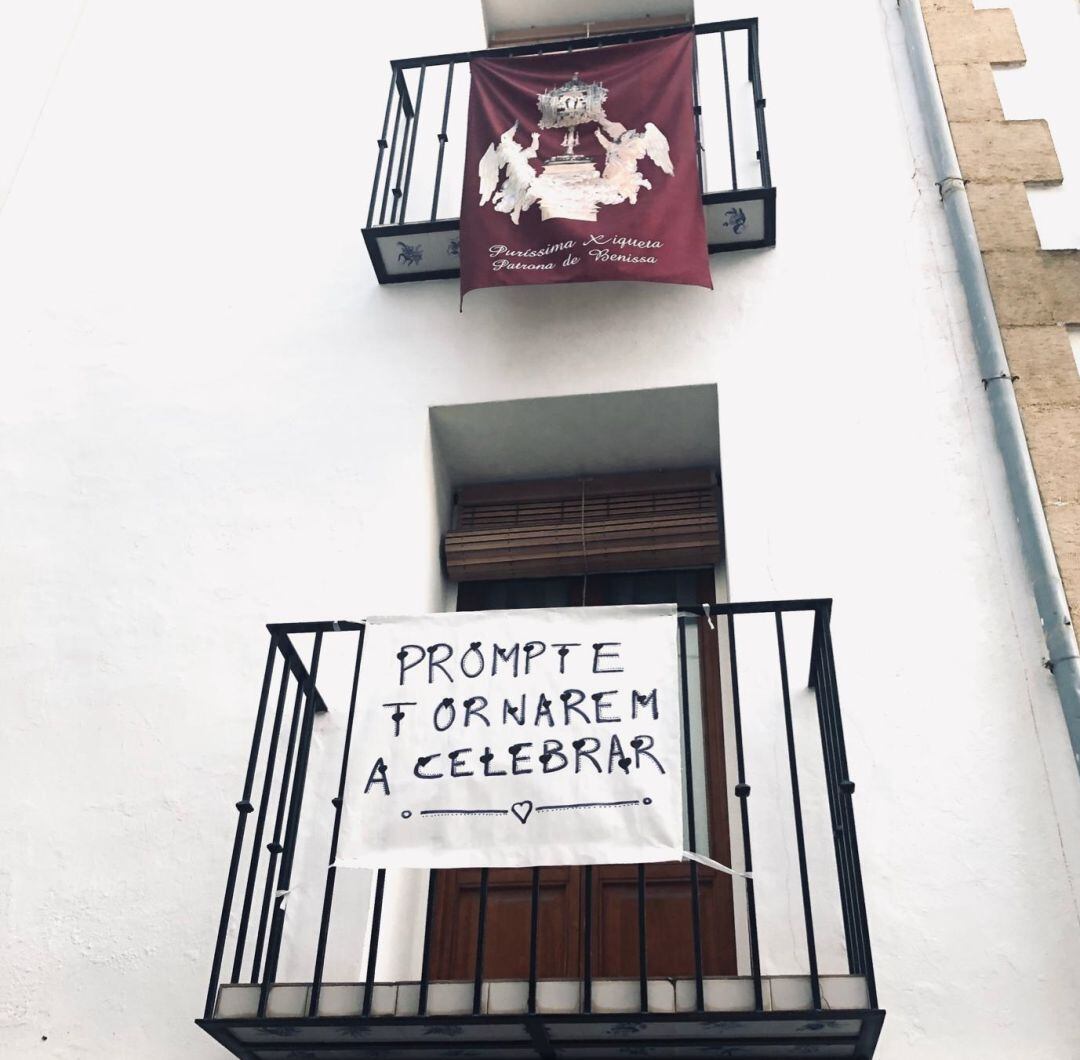 Los balcones de Benissa se convierten en el escenario de las fiestas virtuales