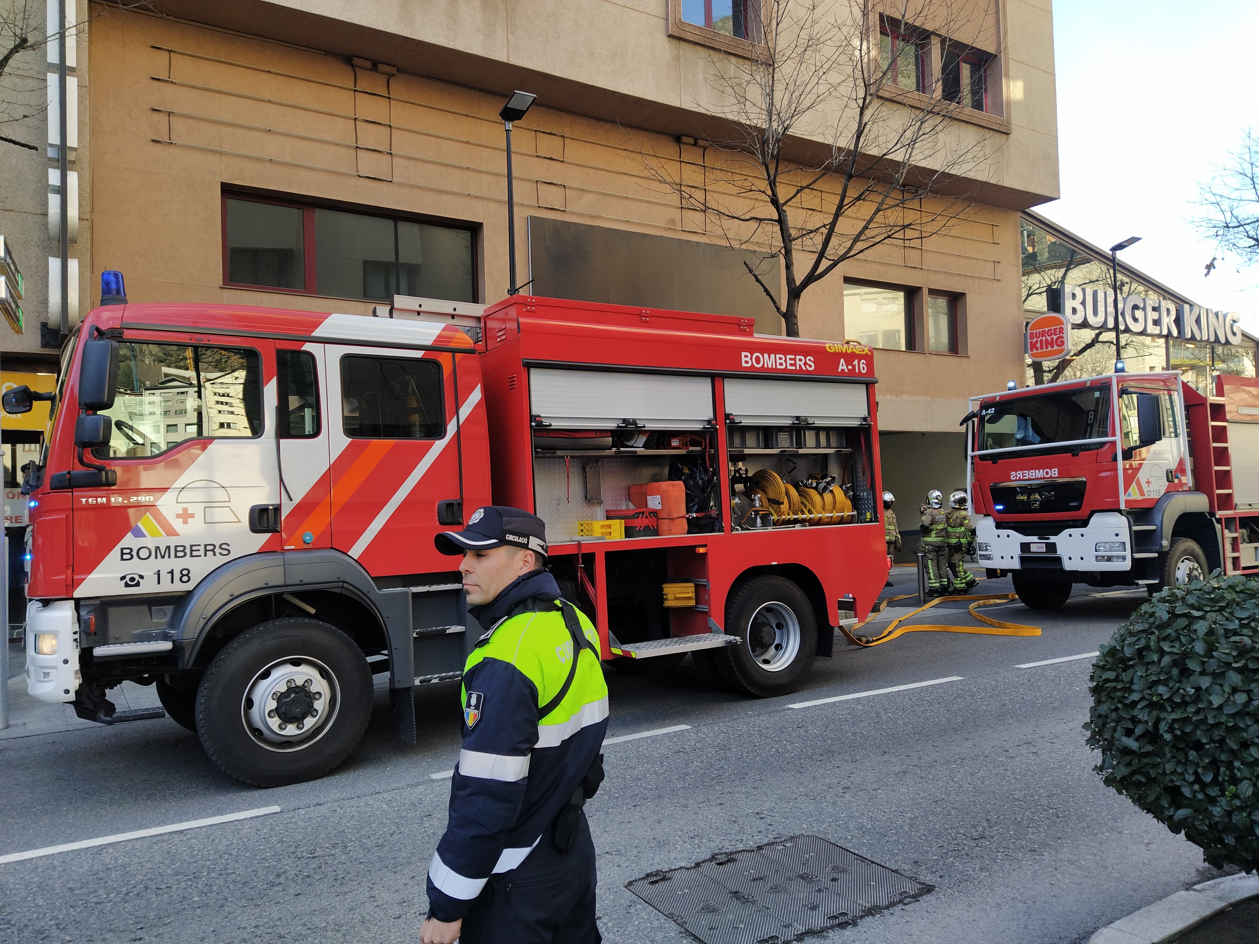 Ensurt per un incendi al pàrquing del Bingo ubicat al carrer Prat de la Creu