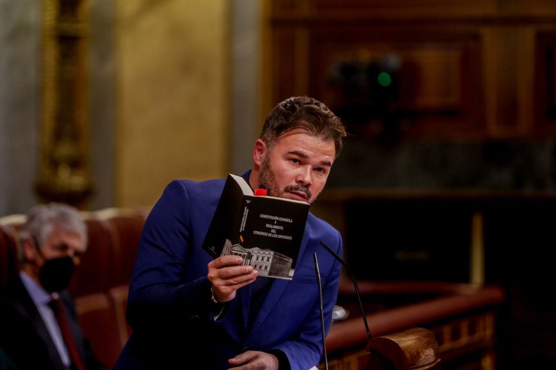 El portavoz de ERC en el Congreso, Gabriel Rufián, lee la Constitución Española.