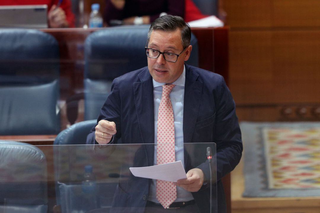 El portavoz del Partido Popular en la Asamblea de Madrid, Alfonso Carlos Serrano Sánchez-Capuchino, participa en el pleno en la Asamblea de Madrid, este jueves.