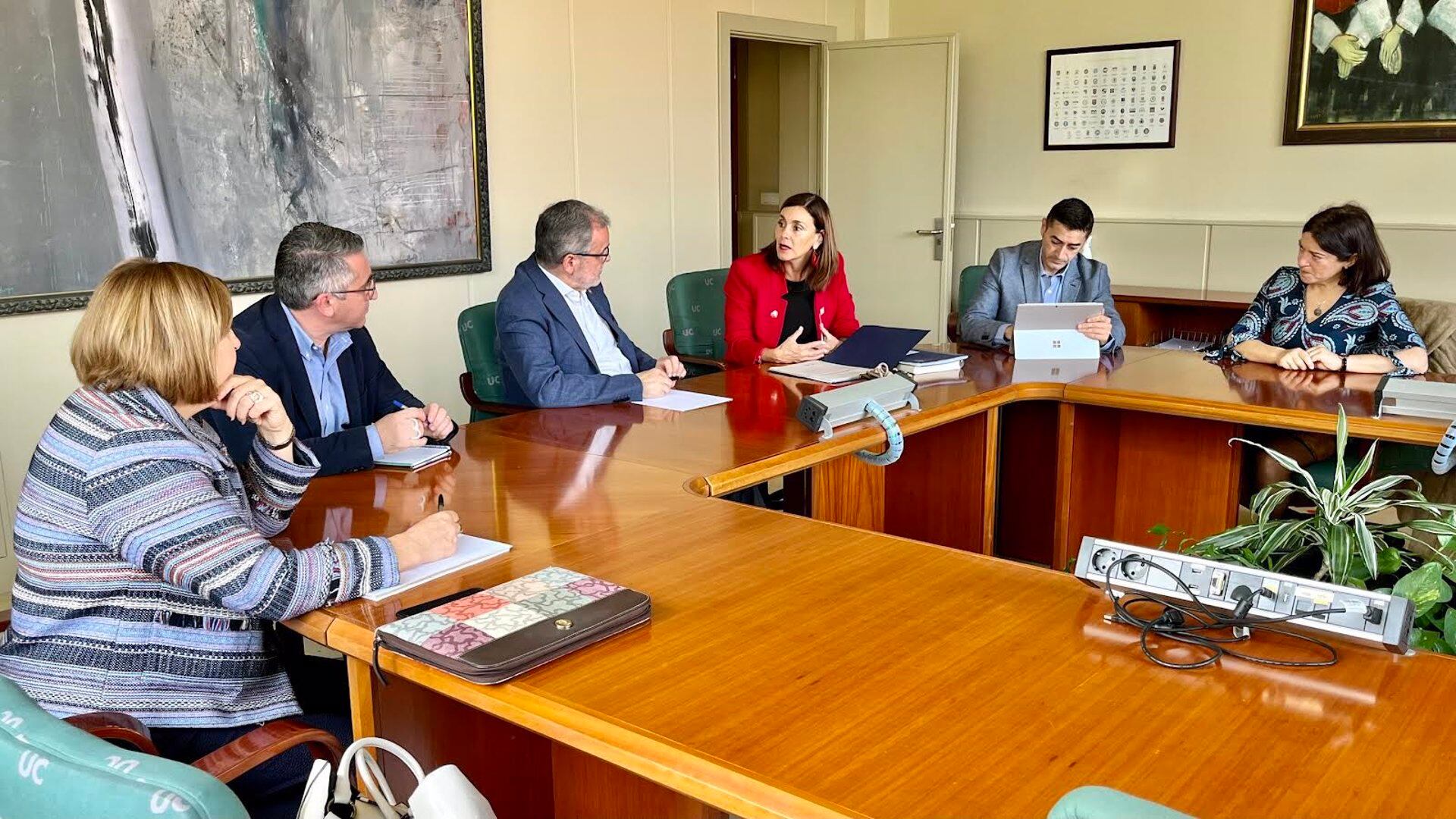 Reunión entre la consejera de Presidencia, Interior, Justicia y Acción Exterior, Paula Fernández, y el rector de la Universidad de Cantabria, Ángel Pazos.