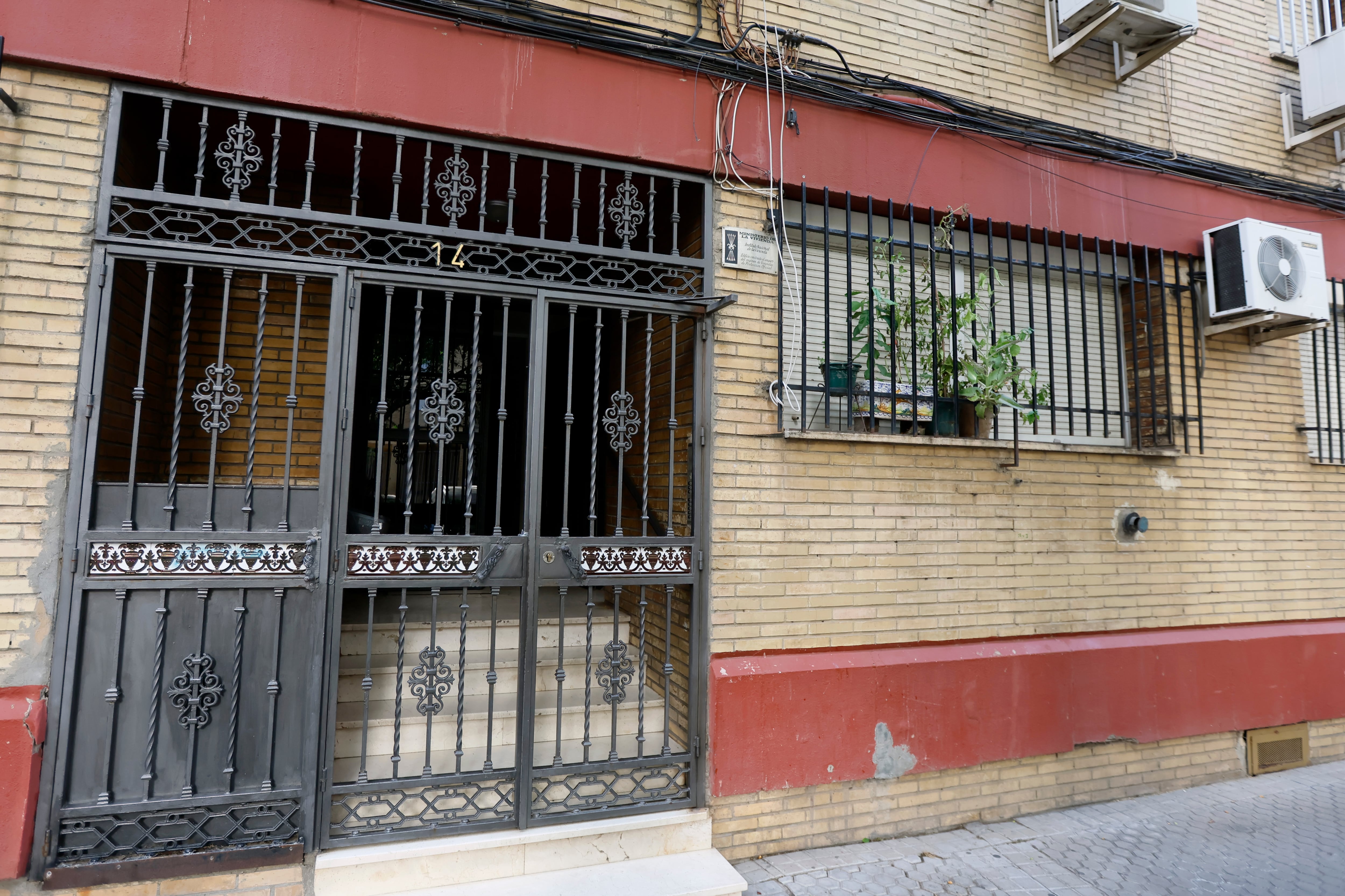 Un matrimonio, de 62 y 69 años, ha sido hallado muerto en una vivienda del número 14 de la calle Puerto de la Mora del barrio sevillano de Rochelambert, suceso que investiga la Policía Nacional.