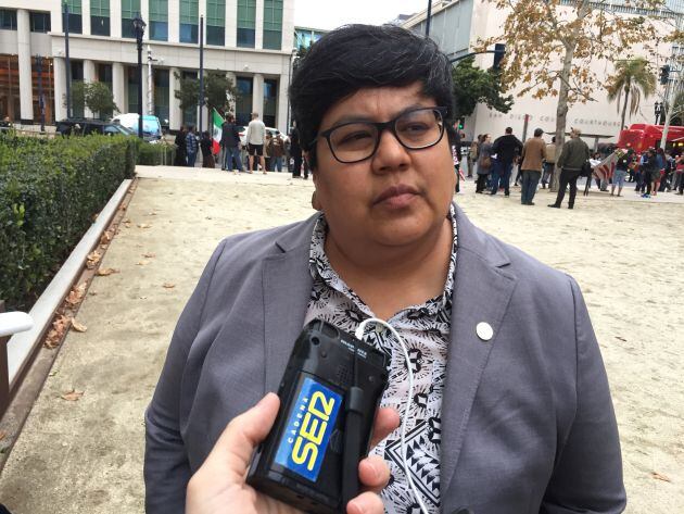 Georgette Gómez, regidora del Distrito 9 de San Diego, responde a las preguntas de la SER durante una protesta contra la visita de Donald Trump a la frontera.