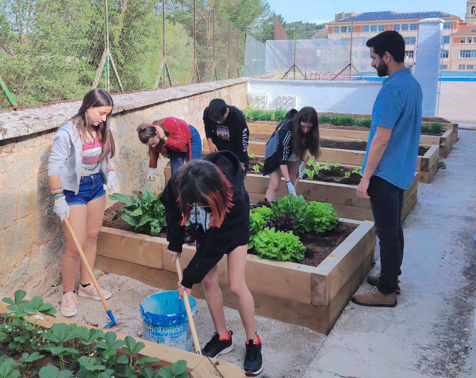 Pedro Barbero con los estudiantes Valentín, Alba, Lucía, Claudia y Kora, en el huerto ecológico