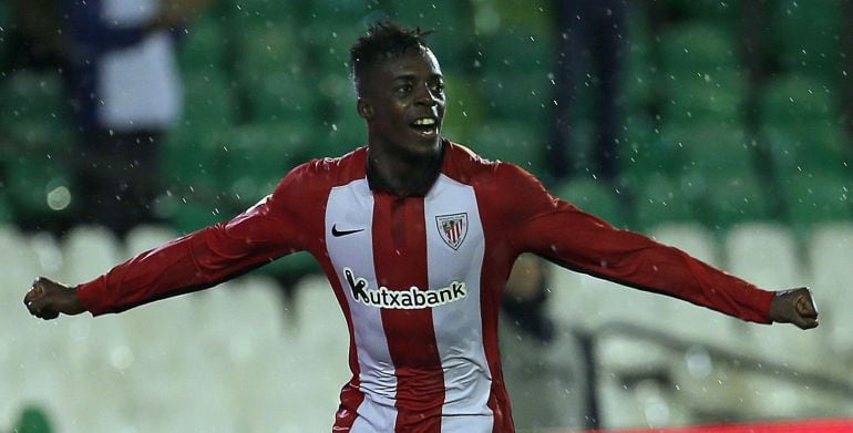 GRA246. SEVILLA, 01/11/2015.- El delantero del Athletic de Bilbao Iñaki Williams celebra el gol que ha marcado ante el Betis, el segundo del equipo, durante el partido de la décima jornada de la Liga en Primera División que se juega hoy en el estadio Benito Villamarín, en Sevilla. EFE/José Manuel Vidal