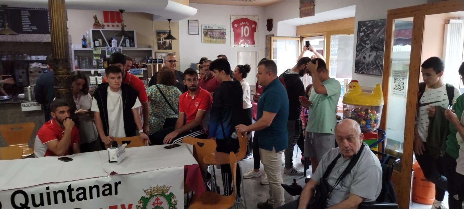 Aficionados y jugadores en el bar expectantes por el sorteo de Copa del Rey