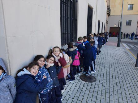 Chicos y chicas de La Presentación rodean su colegio con un multitudinario abrazo.