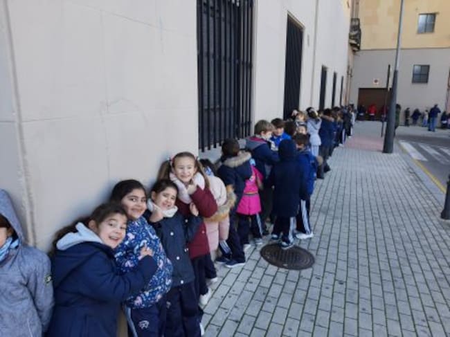 Chicos y chicas de La Presentación rodean su colegio con un multitudinario abrazo.
