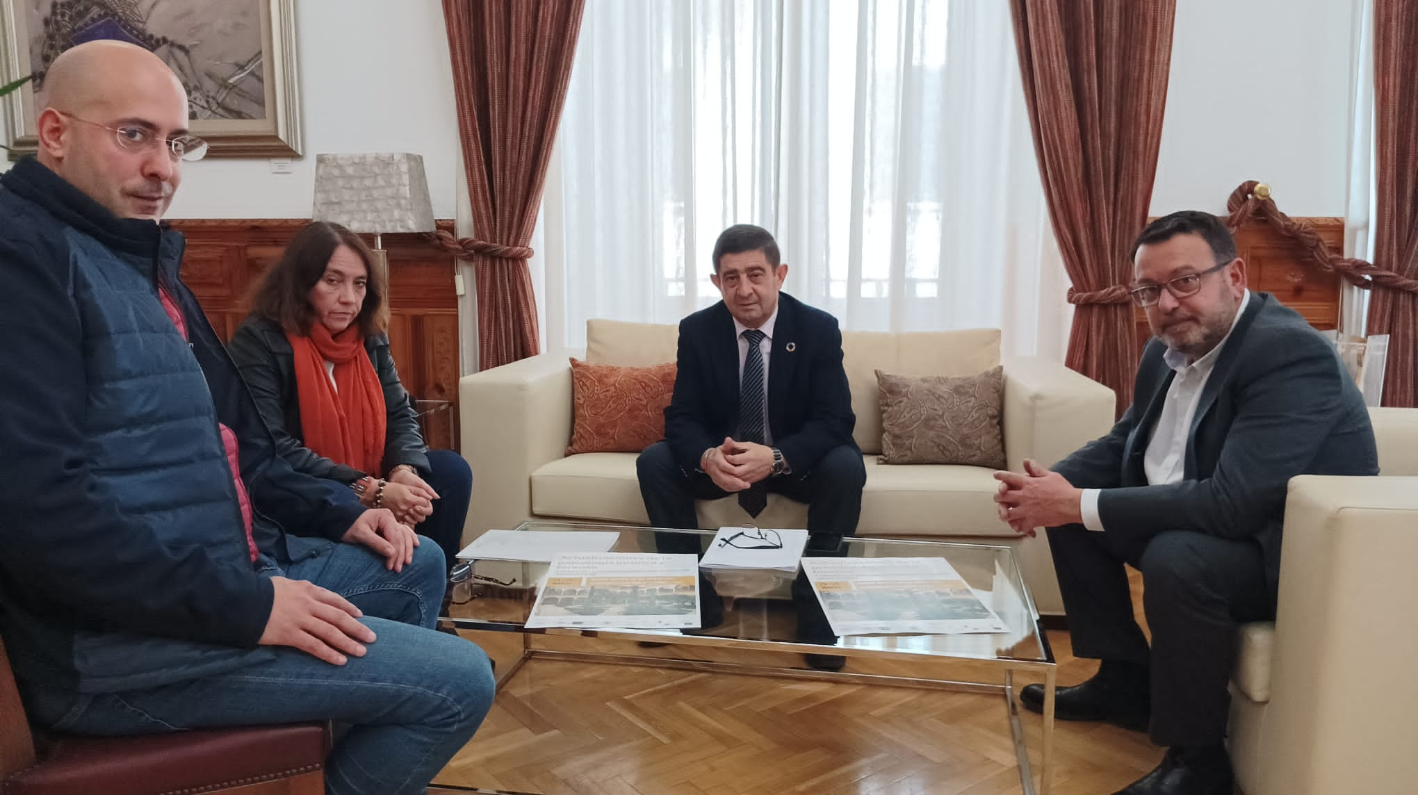 De izquierda a derecha, Víctor Bris, representante del Colegio Oficial de Psicología de Andalucía Oriental; María Luisa Grande, directora de la UNED en Jaén; Francisco Reyes, presidente de la Diputación y Nicolás Garrido, director de las jornadas.