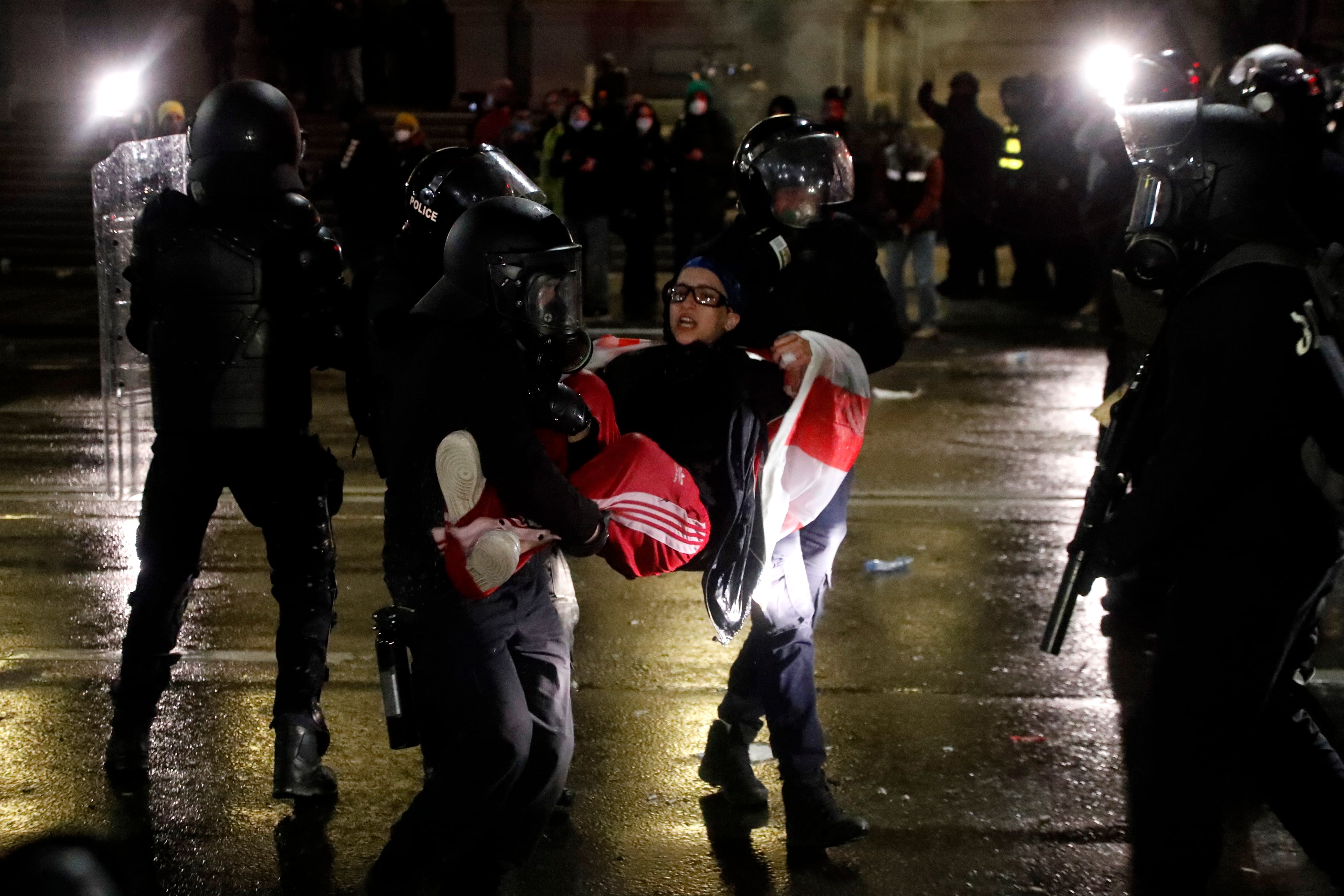 La policía georgiana detiene a una mujer que participaba en la protesta contra el proyecto de ley sobre &#039;agentes extranjeros&#039;.