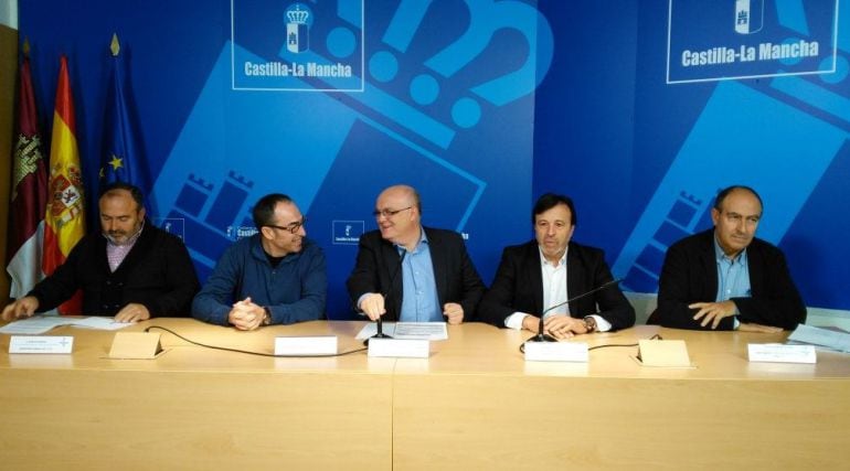 Artemio Pérez, segundo por la derecha, con representantes del gobierno regional y de los sindicatos