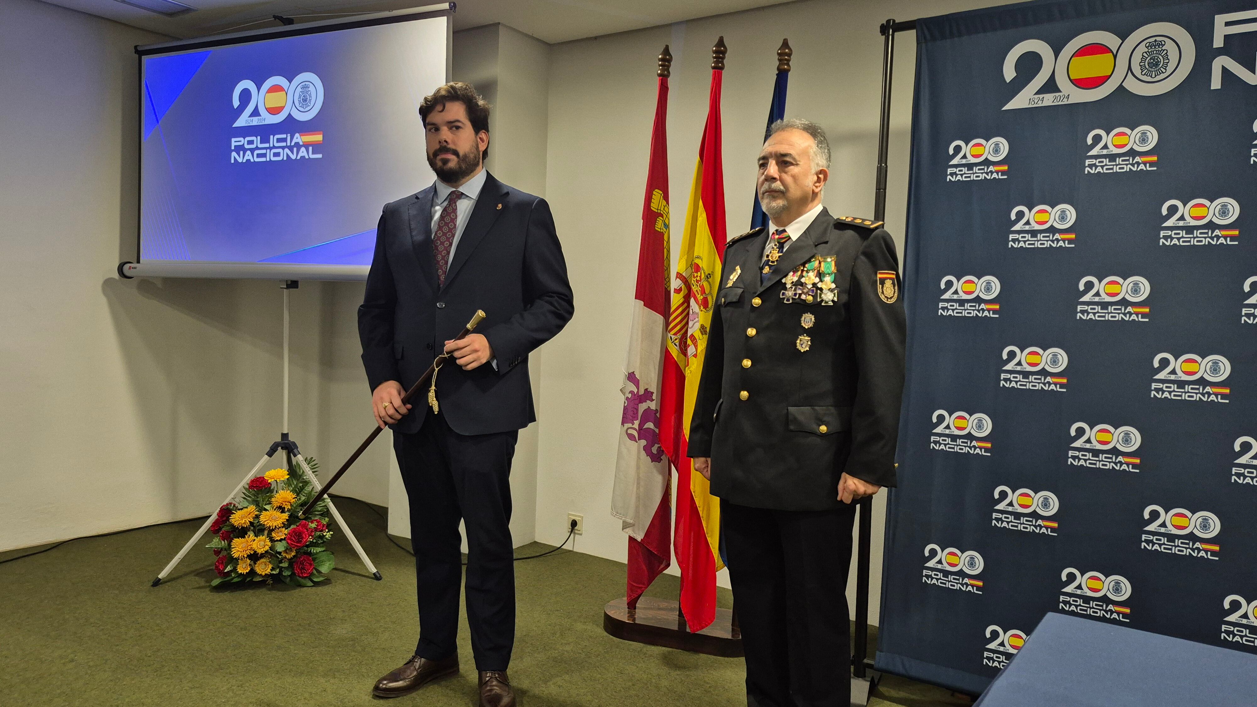 El Comisario Provincial de la Policía Nacional en Palencia, José Carlos Donoso (d), ha entregado el bastón de mando al Subdelegado del Gobierno, Eduardo Santiago (i), durante el acto conmemorativo del 202 aniversario del Cuerpo