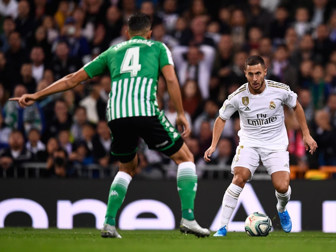 Eden Hazard antes de anotar el gol que el VAR le anuló frente al Betis