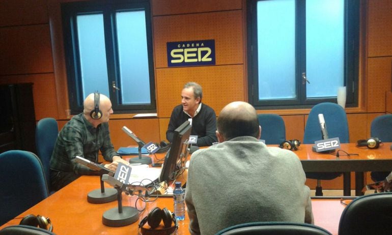 Raul Burillo y Santiago Chao, conversando con Miguel Mena en el programa A Vivir Aragón