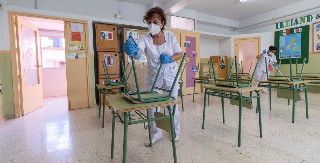 Dos trabajadores del servicio de limpieza del Ayuntemiento de Murcia durante las labores de desinfección del colegio de San Juan de cara al inicio de curso y que se mantendrá a lo largo de todo el curso. 