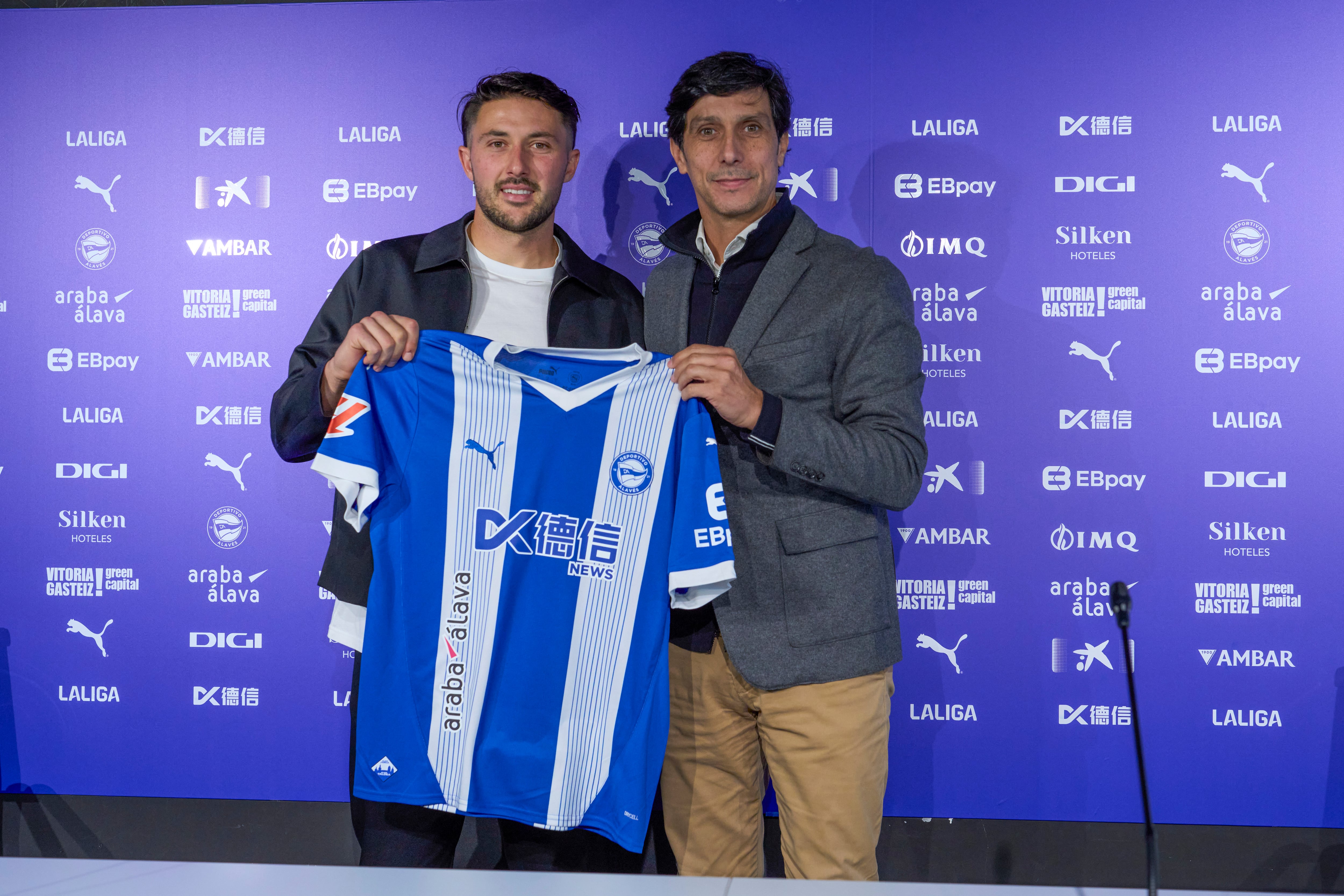 VITORIA, 03/01/2025.- El central argentino Facundo Garcés junto al director deportivo del club, Sergio Fernández durante su presentación como nuevo jugador del Deportivo Alavés, este viernes.  EFE/ Adrian Ruiz Hierro
