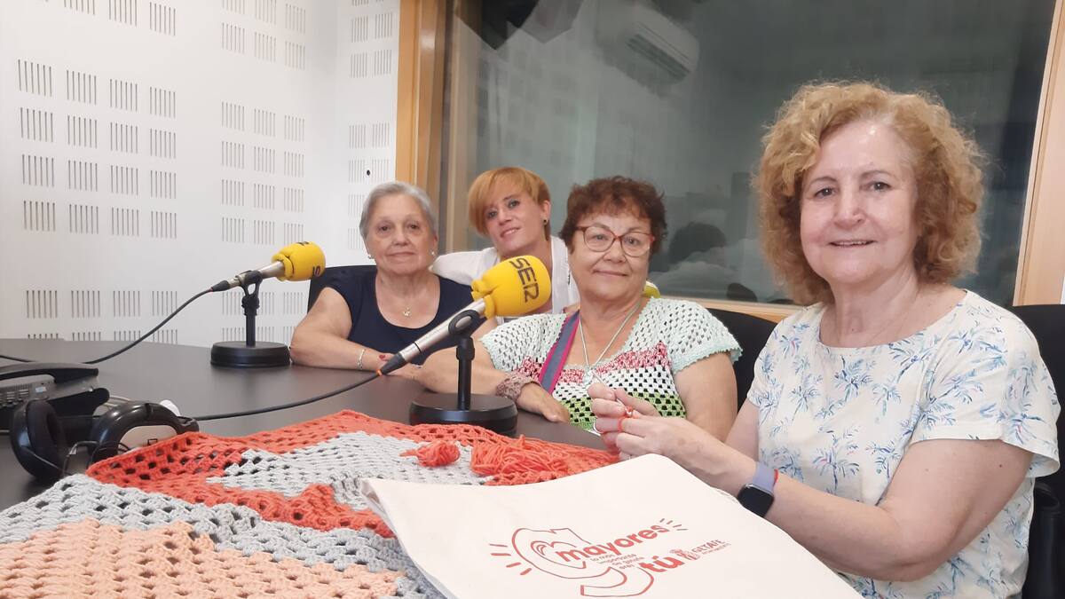 Entrevistamos a las tejedoras de un manto de ganchillo de 750 metros en Getafe