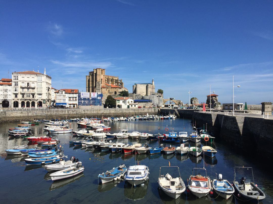 Dársena pesquera y conjunto monumental de Castro Urdiales.