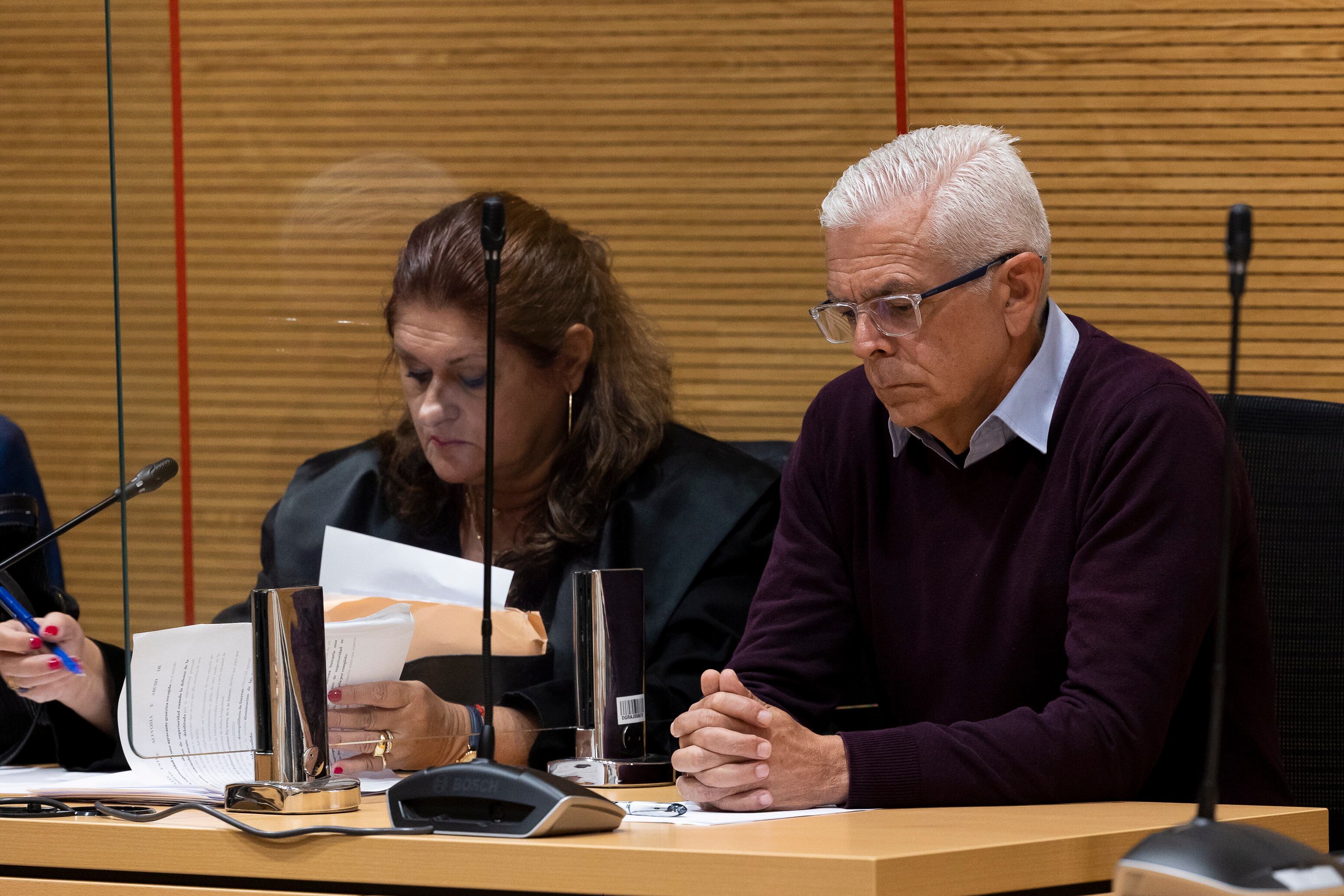 GRAFCAN3345. LAS PALMAS DE GRAN CANARIA, 12/12/2022.- La Audiencia de Las Palmas inició este lunes un juicio con tribunal de Jurado en el que el fiscal solicita 19 años y medio de cárcel para un hombre (d) acusado de haber matado al dueño de un restaurante de Puerto del Carmen (Lanzarote) donde trabajaba como cocinero. EFE/ Quique Curbelo