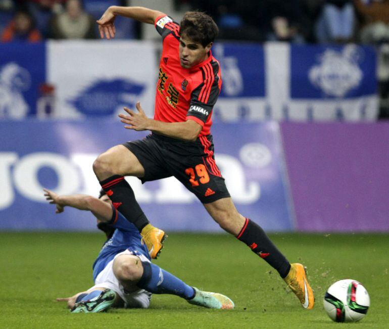 GRA397. OVIEDO (ASTURIAS), 04/12/2014.- El centrocampista de la Real Sociedad Pablo Hervías (d) durante el partido frente al Real Oviedo, correspondiente a la ida de los dieciseisavos de final de la Copa del Rey disputado esta noche en el Nuevo Carlos Tartiere. EFE/José Luis Cereijido