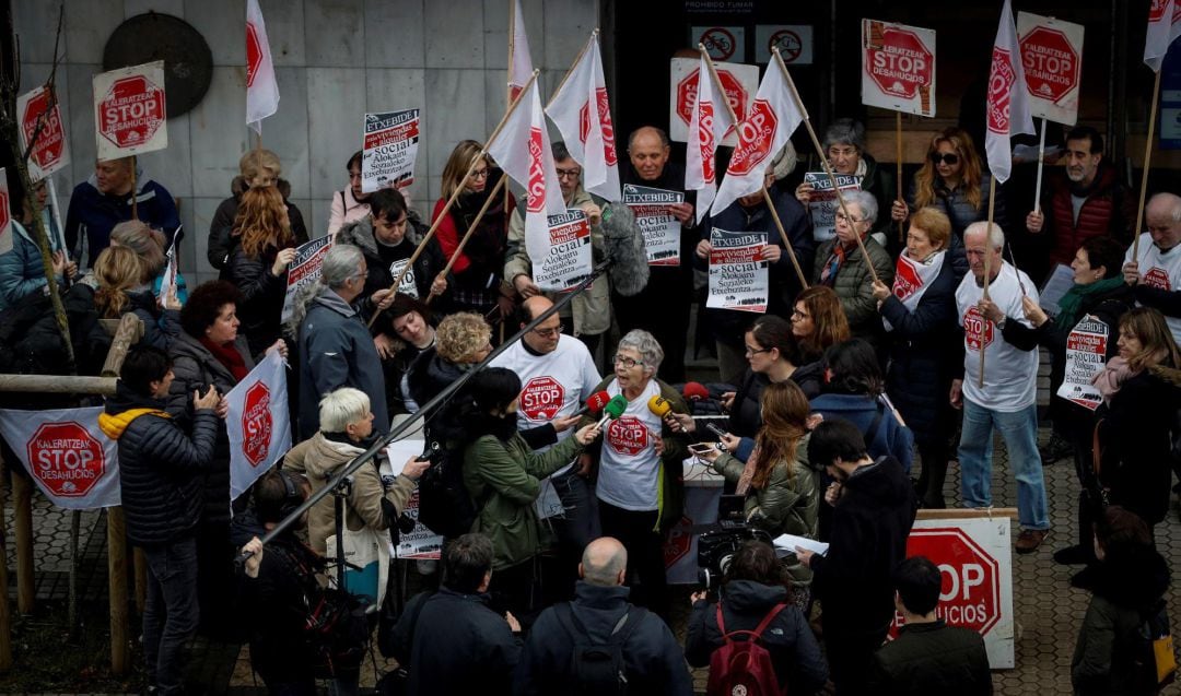 Momento de la concentración de Stop Desahucios celebrada en San Sebastián. 