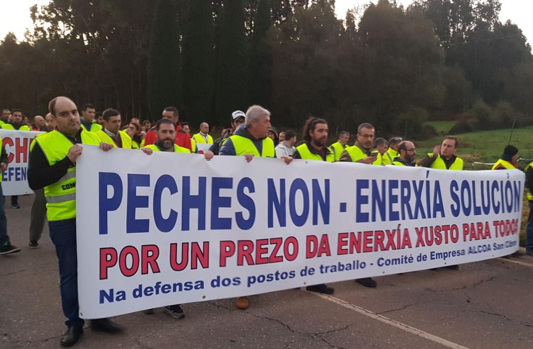 Cabeza de la manifestación con la que este viernes la plantilla de Alcoa-San Cibrao,Lugo, dijo no al cierre y pidió soluciones