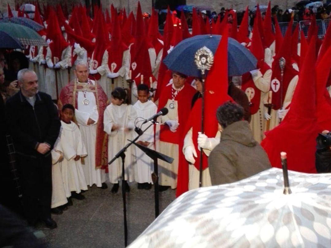 Momento previo a la suspensión del desfile procesional del Cristo de las Injurias