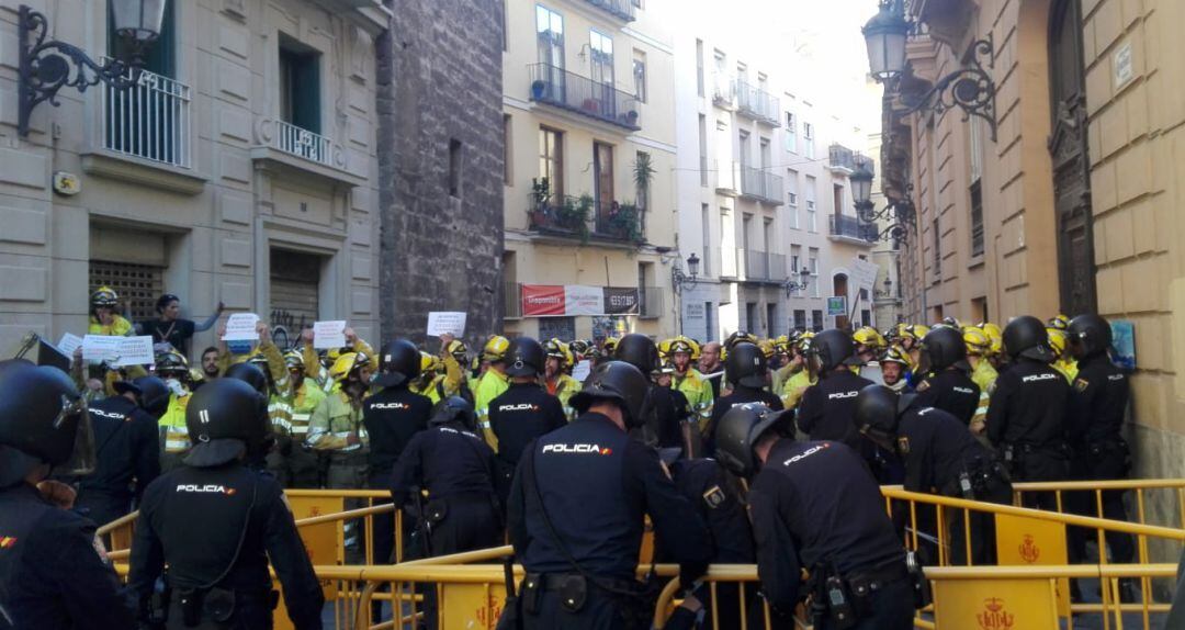 Los bomberos manifestándose frente al Palau de la Generalitat